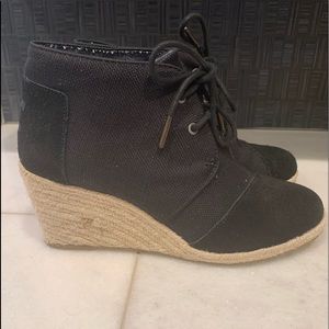 Toms closed toe wedges